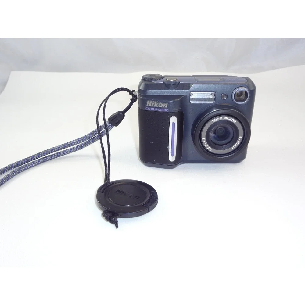 Nikon Coolpix 880 Digital Camera 3.3MP &‎ Battery - No Memory Card - Untested